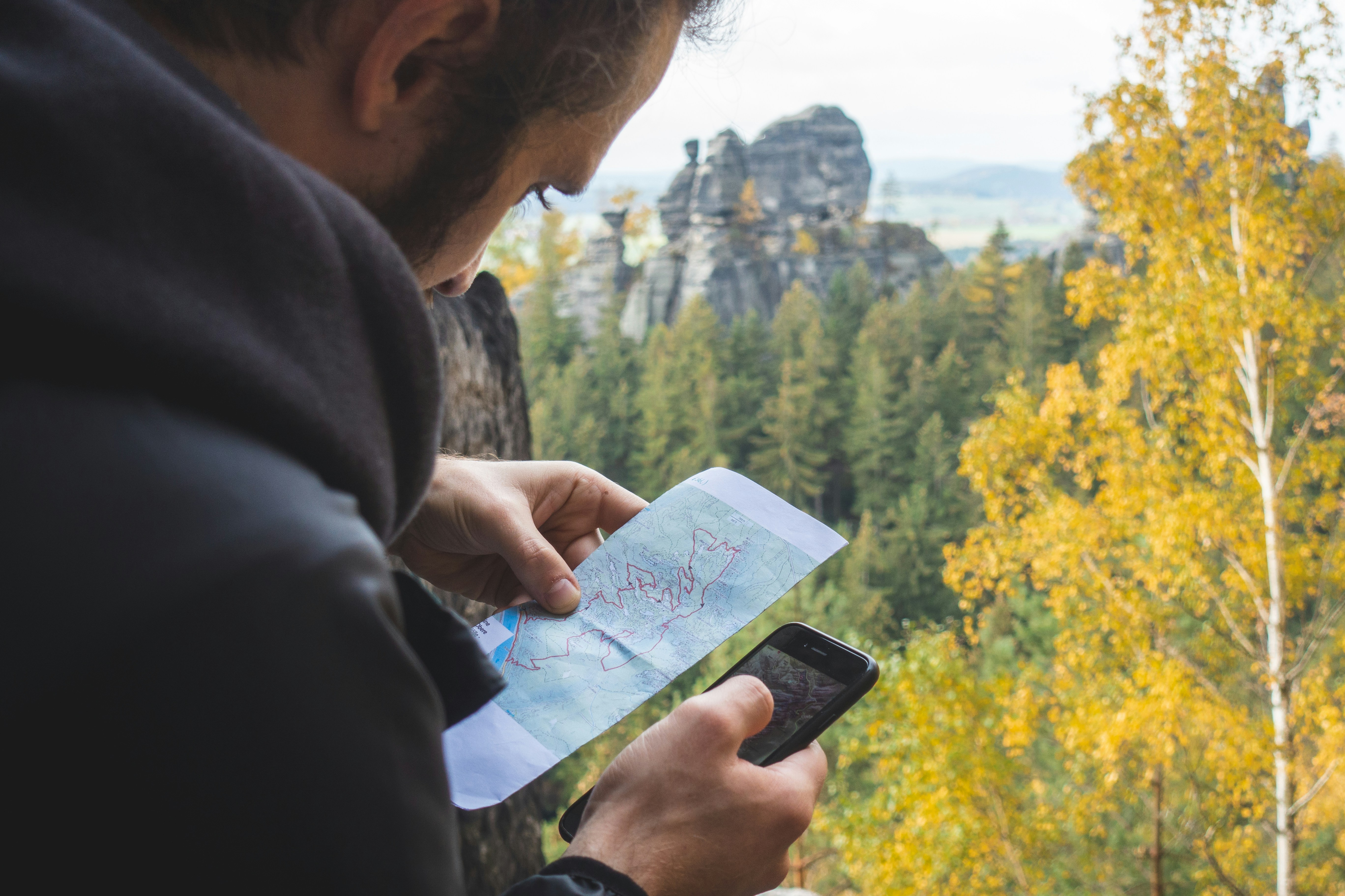 eSIM vs roaming vs local SIM: how to stay connected abroad